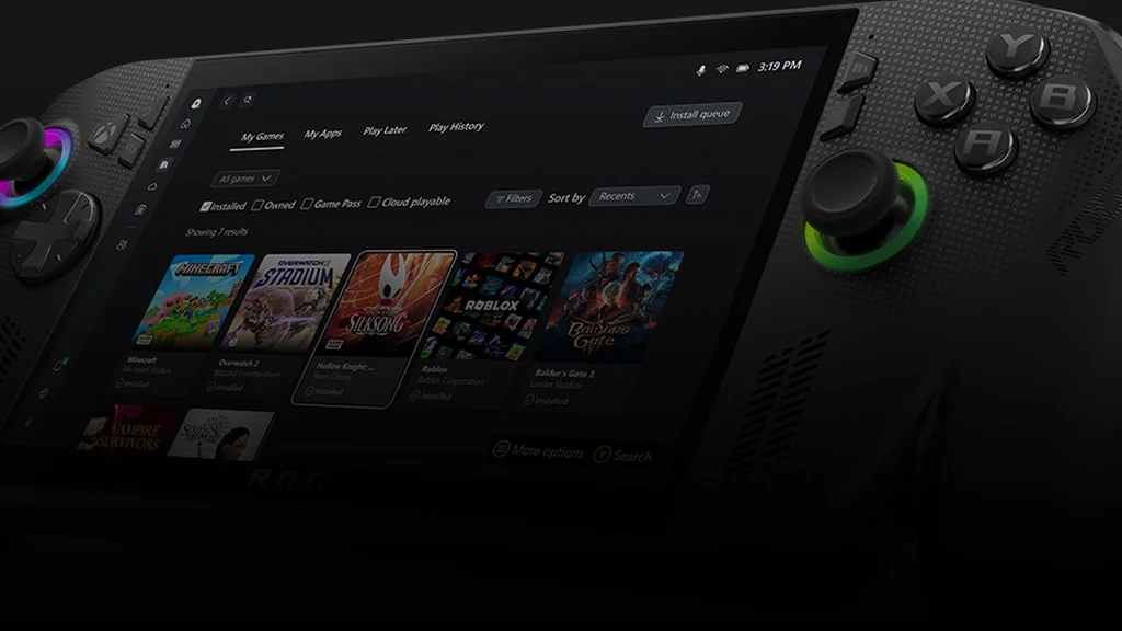 فردی در حال بازی کردن با کنسول دستی ROG Xbox Ally X در دستانش که کیفیت صفحه نمایش و ارگونومی دستگاه را نشان می‌دهد.