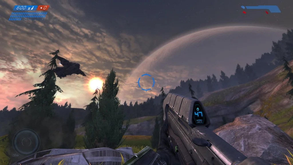 تصویری کلاسیک از گیم‌پلی بازی Halo: Combat Evolved با حضور مستر چیف در یکی از محیط‌های نمادین بازی