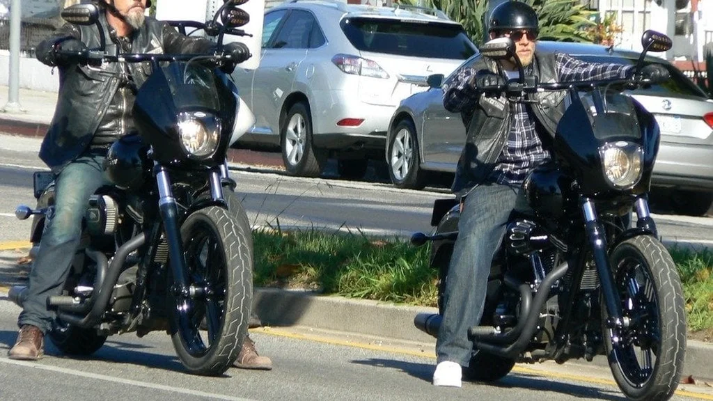 جکس تلر با بازی چارلی هونام سوار بر موتور در سریال Sons of Anarchy