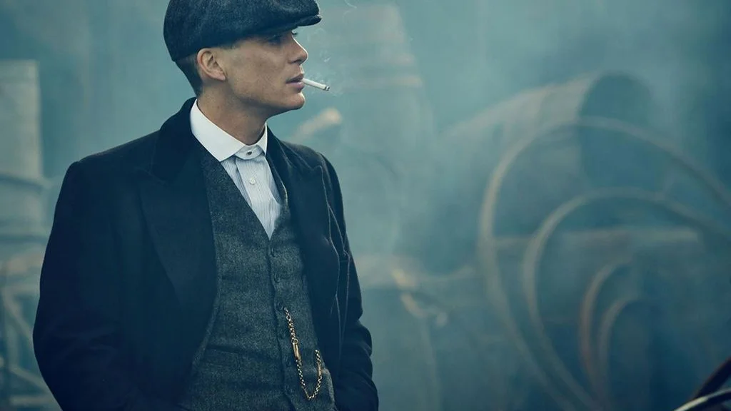کیلین مورفی در نقش تامی شلبی با کلاه معروفش در سریال Peaky Blinders